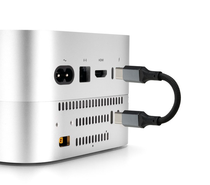 PwrMini P1 与 Mac mini 的背部连接